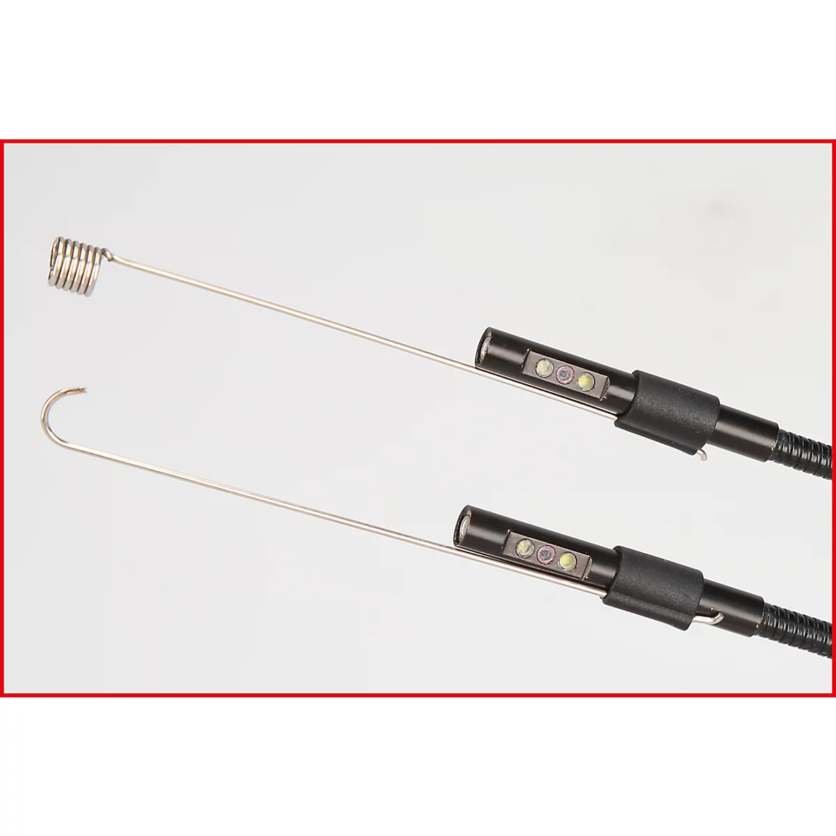 Zwei medizinische Instrumente, eines mit Haken, eines mit Spirale. Schwarze Griffe mit Licht. Neutraler Hintergrund.